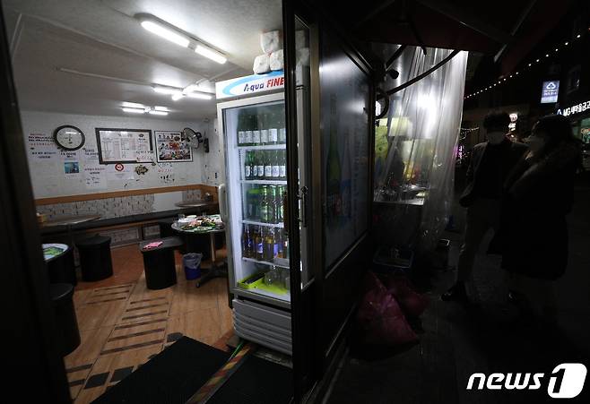 6일 오후 서울 중구 신당동 백학시장에서 상인들이 방역패스와 영업시간 제한에 반대하는 점등 시위를 하고 있다. 전국자영업자비상대책위원회는 오는 14일까지 간판과 업장의 불을 켜는 점등시위를 진행한다. 2022.1.6/뉴스1 © News1 신웅수 기자