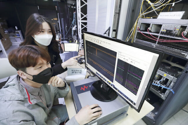 서울 KT 융합기술원에 구축된 오픈랜 테스트베드에서 KT 연구원과 후지쯔 연구원이 멀티벤더 연동 시험을 진행하는 모습
