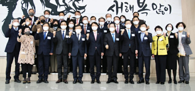6일 서울 서초구 제약회관에서 열린 2022년 약계 신년교례회에서 참석자들이 기념촬영을 하고 있다. (사진=한국제약바이오협회)