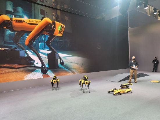 5일(현지시간) 미국 라스베이거스 컨벤션 센터에서 열린 CES 2022에서 현대차는 4족 보행 로봇 개 '스팟'을 전시했다. 스폿은 이날 현장에서 BTS의 노래에 맞춰 이른바 '칼군무'를 선보였다. /사진=이기민 기자 victor.lee@