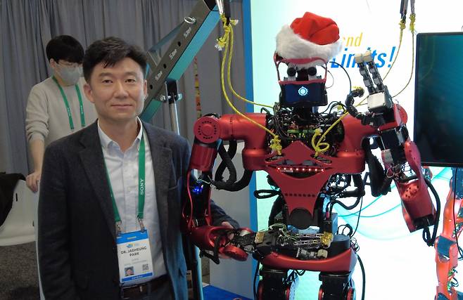 박재흥 서울대 융합과학기술대학원 교수가 아바타 로봇 도깨비를 CES 2022에 전시하는 모습. /윤진우 기자
