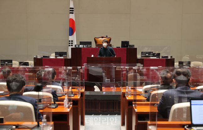 국민의힘 이준석 대표가 6일 서울 여의도 국회에서 열린 의원총회에 참석해 발언하고 있다. (공동취재사진) ⓒ데일리안 류영주 기자