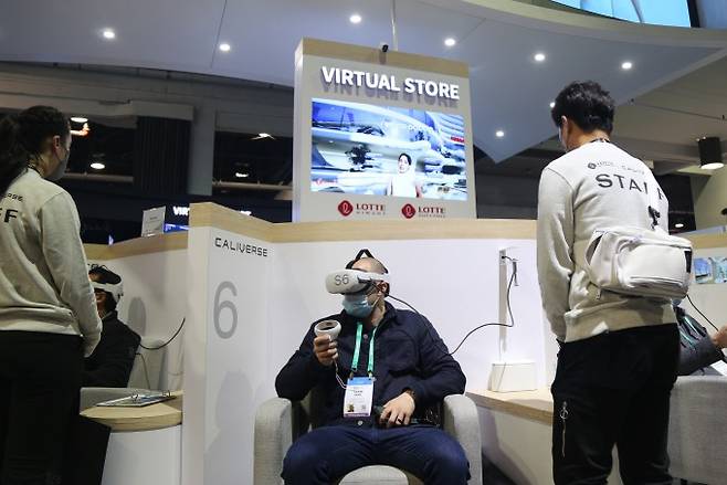 롯데 정보통신과 칼리버스의 부스에서는 VR 환경에서 쇼핑을 할 수 있는 콘텐츠 존을 마련했다. 쇼핑은 VR을 넘어 메타버스의 주요 콘텐츠 중 하나로 꼽힌다. 라스베이거스=이병철 기자 alwaysame@donga.com