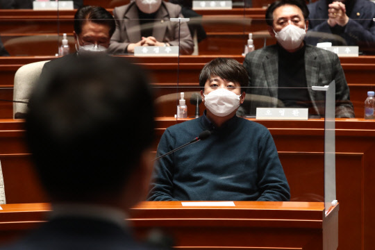 국민의힘 이준석 대표가 6일 오후 국회에서 열린 의원총회에서 김기현 원내대표의 발언을 듣고 있다. <국회사진기자단>