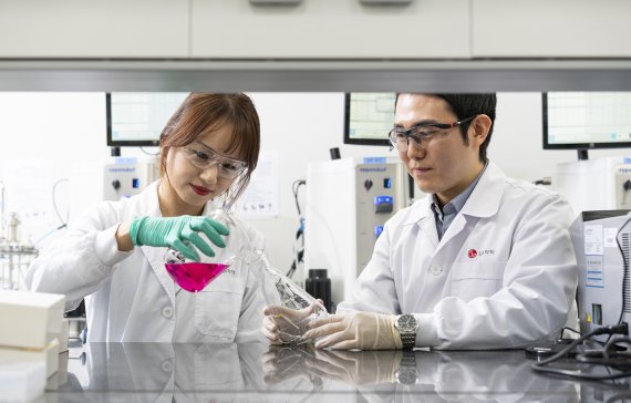 LG화학 생명과학사업본부 연구진이 신약연구를 진행하고 있다. LG화학 제공.