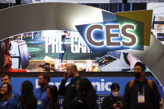 세계 최대 전자·정보기술(IT) 전시회 'CES(Consumer Electronics Show) 2022'가 개막한 5일(현지시간) 미국 라스베이거스 컨벤션센터에서 행사 참석자들이 분주히 움직이고 있다. AP