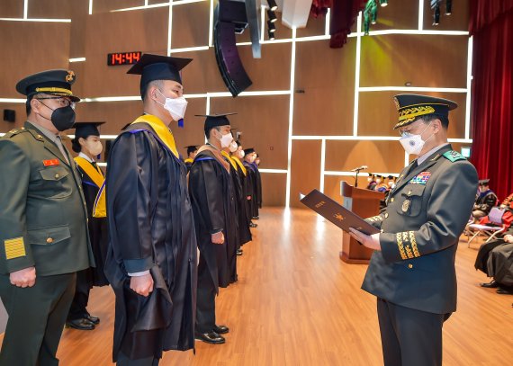 6일 충남 논산 국방대학교에서 열린 2021학년도 학위수여식에서 정해일 총장이 졸업생 이민호 육군대위에게 국방부장관 상장을 수여하고 있다. 사진=국방부 제공