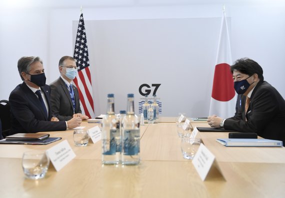 지난해 12월 11일(현지시간) 영국 리버풀에서 열린 주요 7개국(G7) 외교·개발장관 회의를 계기로 토니 블링컨 미국 국무장관(왼쪽)과 하야시 요시마사(林芳正) 일본 외무상이 양자회담을 연 모습. 사진=뉴시스