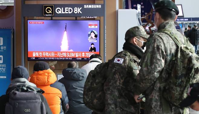 5일 오후 서울역에서 시민들이 북한 미사일 발사 관련 뉴스를 시청하고 있다. 합동참보본부는 이날 "북한이 오늘(5일) 오전 8시10분쯤 내륙에서 동해상으로 탄도미사일로 추정되는 발사체 1발을 발사했다"고 밝혔다. [뉴스1]