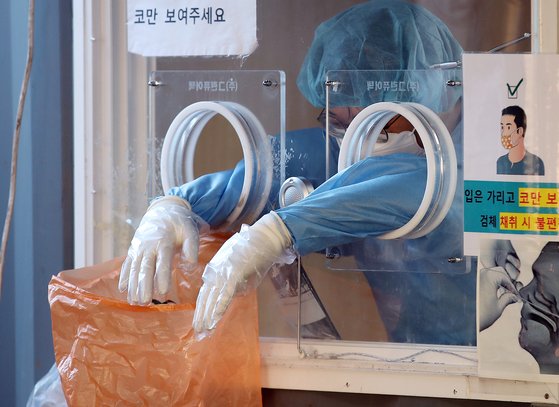 6일 오전 서울 중구 서울역광장에 마련된 선별진료소에서 의료진이 휴식을 취하고 있다. 뉴스1