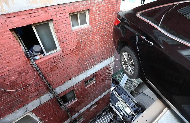 6일 오전 서울 중구의 한 주차장 건물에서 차량이 추락해 인근 주민이 현장을 살피고 있다. [연합뉴스]