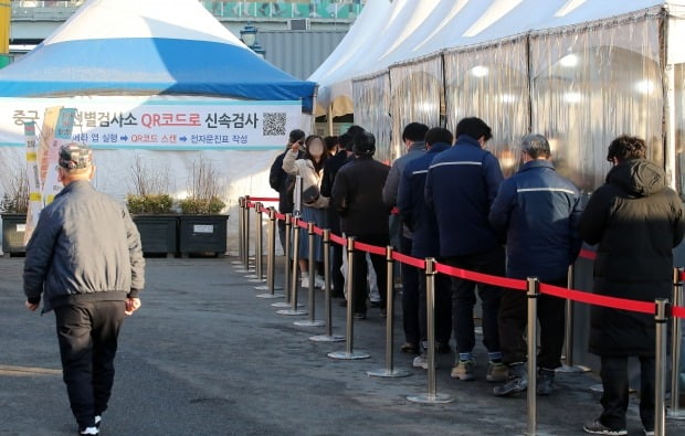 6일 오전 서울 중구 서울역광장에 마련된 선별진료소를 찾은 시민들이 검체검사를 받기 위해 줄 서서 대기하고 있다. /사진=뉴스1