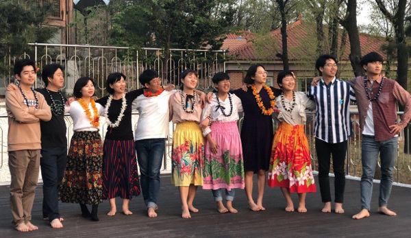 어딘글방에서 모여 글쓰기를 하는 청년들. 지난 2019년 한 행사에서 훌라춤을 공연한 뒤 나란히 서서 기념 사진을 찍는 모습이다. 어딘글방의 주인인 어딘은 왼쪽에서 네 번째. 위고 제공