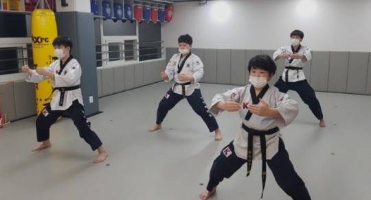 태권도 주춤서기는 심신수련에 탁월한 효과가 있는 것으로 알려져 있다. 일선 도장에서 주춤서기를 하는 수련생 모습. [강선태권도장 블로그 캡처]