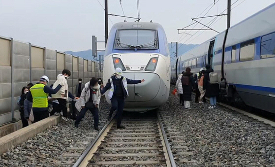 지난 5일 서울역을 출발해 부산역으로 가던 KTX-산천 열차가 충북 영동터널을 진입하던 중 탈선, 승객들이 대체열차 탑승을 위해 이동하고 있다. [사진 제공 = 연합뉴스]
