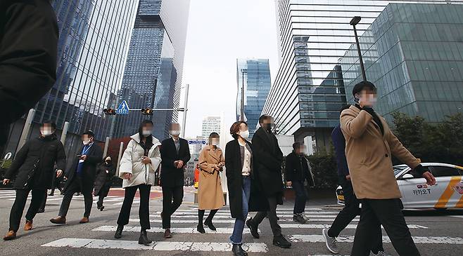 기업 인사관리(HR)의 근간을 이뤘던 직급을 파괴(통합)하는 움직임이 재계에서 거세게 일고 있다. 사진은 2021년 11월 ‘미래지향 인사 제도’ 혁신안을 발표한 삼성전자 서초사옥의 직원들 모습. (김호영 기자)
