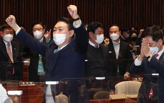윤석열 국민의힘 대선 후보가 6일 오전 국회에서 열린 의원총회에서 의원들의 응원에 두 팔을 들어 화답하고 있다. /사진=뉴스1