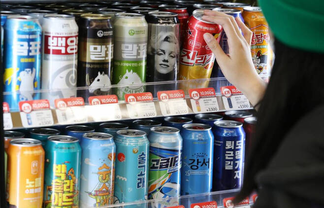 [서울=뉴시스] 조성우 기자 = 주요 편의점에서 판매하는 국산 수제 맥주 비중이 10%대로 증가한 가운데 14일 오후 서울 시내 한 편의점에 수제 맥주가 진열돼 있다. 2021.11.21.
