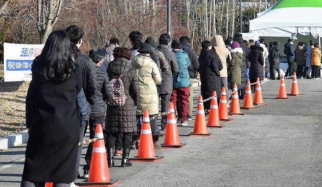 [대구=뉴시스] 이무열 기자 = 6일 오전 대구 달서구 옛 두류정수장(대구시청 신청사 건립 예정지)에 마련된 임시선별검사소에서 시민들이 코로나19 진단검사를 받기 위해 순서를 기다리고 있다. 2022.01.06.