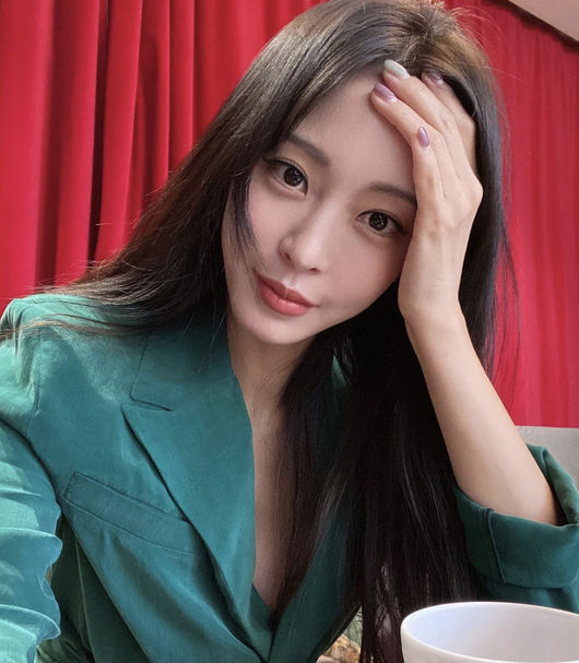 Actor Han Ye-seul showed off her beautiful beauty with a selfie.Han Ye-seul posted a selfie on his SNS on the 6th.Han Ye-seul boasted a special fashion sense with a green bird jacket, with humiliating skin and intense eyes catching her eye even in close-up selfies.Han Ye-seuls beautiful charm stands out.Han Ye-seul is currently in love with her boyfriend, 10 years younger.