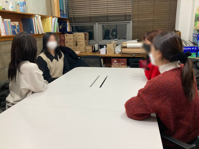 ▲ 지난달 25일 서울 마포구 프레시안 회의실에서 동갑내기 20대 여성 4명이 대화를 나누고 있다. ⓒ프레시안(김효진)