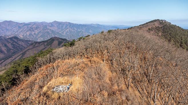 유금치를 지나면 만나는 헬기장. 사진 오른쪽 위가 칠보산 정상이다.