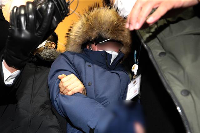 회삿돈 1880억원을 횡령한 혐의를 받는 오스템임플란트 직원 이모씨가 6일 새벽 외투와 모자를 푹 눌러쓴 채 서울 강서경찰서로 압송되고 있다.뉴스1
