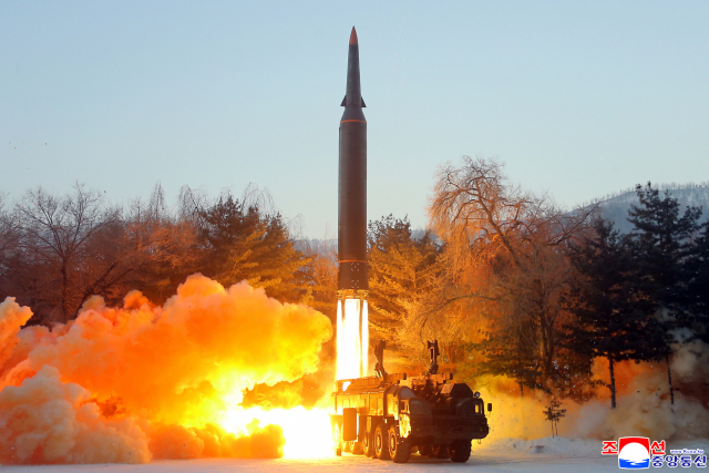 북한 조선중앙통신은 6일 "국방과학원은 1월5일 극초음속 미사일 시험발사를 진행하였다"고 보도했다. /연합뉴스