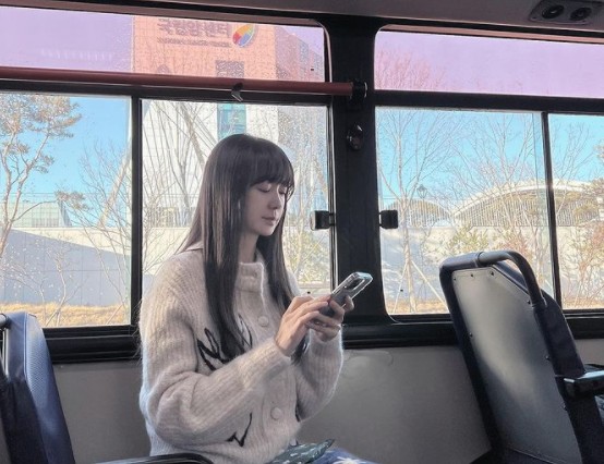 Actor Lee Yo-won shared his daily life.On the afternoon of the 6th, Lee posted a picture on his instagram with the phrase a bus ride around the neighborhood.In the photo, Lee took a picture on the bus. He showed grace in a warm knit cardigan and staring somewhere.Above all, Lee Yo-won has a bangs and admires his beauty for a while even if he is in his 20s.Meanwhile, Lee is married in 2003 and has two boys and two girls. JTBCs new Drama Green Mothers Club will meet viewers.
