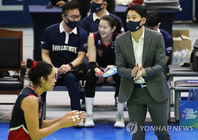 선수들 독려하는 강성형 감독 (수원=연합뉴스) 홍기원 기자 = 26일 경기도 수원실내체육관에서 열린 프로배구 V리그 여자부 현대건설 힐스테이트와 IBK기업은행 알토스의 경기. 현대건설 강성형 감독이 선수들을 독려하고 있다. 2021.12.26 xanadu@yna.co.kr