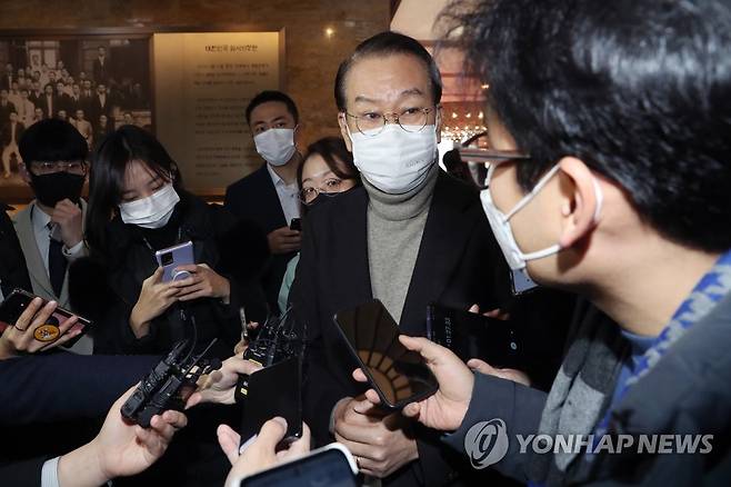 기자 질문 받는 권영세 선대본부장 (서울=연합뉴스) 하사헌 기자 = 국민의힘 권영세 선대본부장이 6일 오전 국회에서 열린 의원총회에 참석하며 기자 질문을 받고 있다. 2022.1.6 [국회사진기자단] toadboy@yna.co.kr
