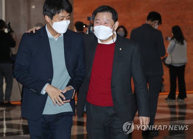 기자 질문 받는 이철규 의원 (서울=연합뉴스) 하사헌 기자 = 국민의힘 전략기획부총장에 내정된 이철규 의원(오른쪽)이 6일 오전 국회에서 열린 의원총회에 참석하며 기자 질문을 받고 있다. 2022.1.6 [국회사진기자단] toadboy@yna.co.kr