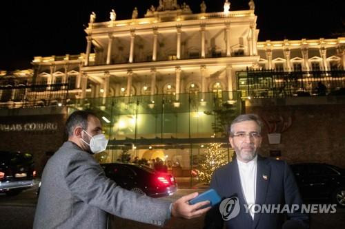 회담장 나서는 이란 핵협상단 대표(오른쪽) [AFP 연합뉴스 자료사진. 재판매 및 DB 금지]