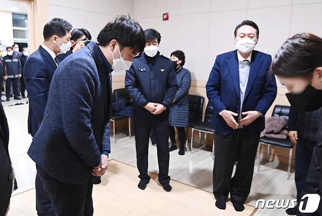 윤석열 국민의힘 대선 후보와 이준석 대표가 6일 오후 경기도 평택시 제일장례식장에 마련된 고 이형석 소방경의 빈소를 찾아 조문을 한 뒤 유족들을 위로 하고 있다. 2022.1.6/뉴스1 ⓒ News1 김영운 기자