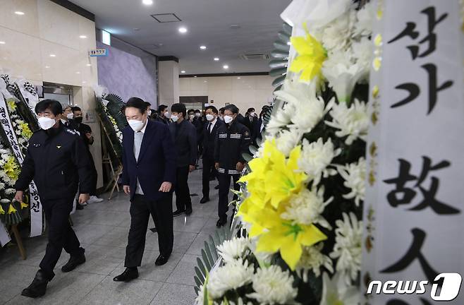 윤석열 국민의힘 대선 후보와 이준석 대표가 6일 오후 경기도 평택시 제일장례식장에 마련된 소방관들의 빈소를 찾아 조문하고 있다. 2022.1.6/뉴스1 ⓒ News1 김영운 기자