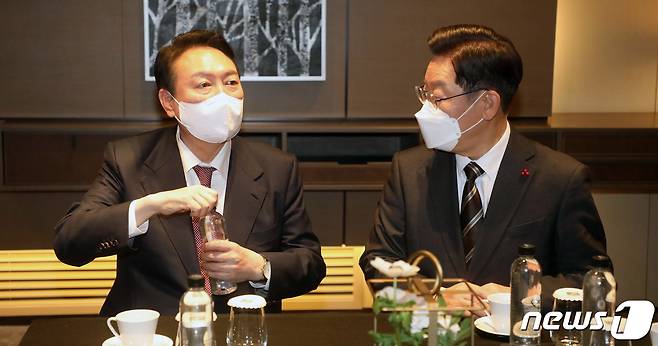 이재명 더불어민주당 대선 후보(오른쪽)와 윤석열 국민의힘 대선 후보 2021.12.28/뉴스1 © News1 구윤성 기자