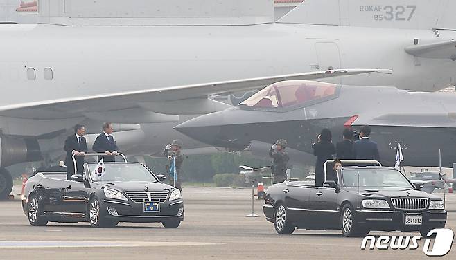 1일 국군의 날을 맞아 대구 공군기지(제11전투비행단)에서 열린 '제71주년 국군의 날 행사'에서 문재인 대통령이 일반에 처음 공개되는 F-35A를 살펴보고 있다. 2019.10.1/뉴스1 © News1 공정식 기자
