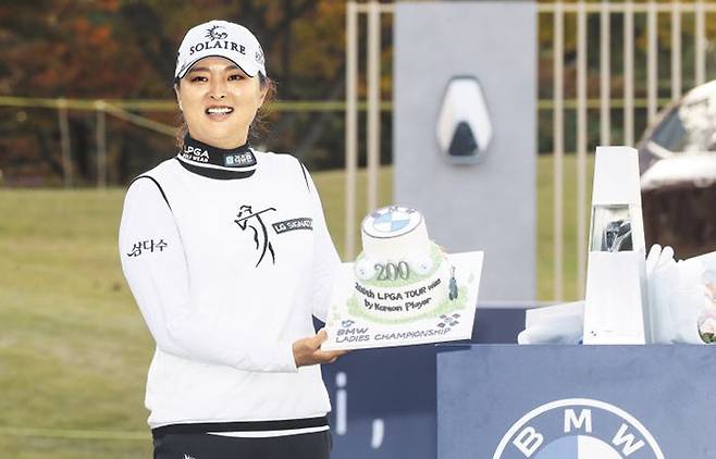 한국 선수의 LPGA 200번째 우승 주인공 - 고진영이 지난 10월 한국 선수의 LPGA 투어 통산 200번째 우승 달성을 기념하는 케이크를 들고 있다. /연합뉴스