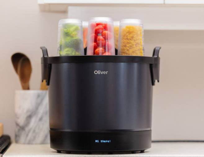 엘스랩은 미리 준비된 재료로 식사를 요리하는 기계 ‘올리버’를 개발했다. 엘스랩 제공