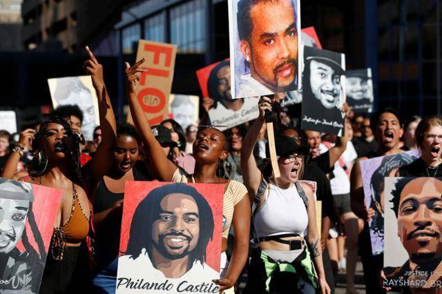 흑인 청년 조지 플로이드를 살해한 혐의를 받는 전 경찰관 데릭 쇼빈이 2021년 6월 25일 열린 재판에서 22년 6개월 징역형을 선고받은 직후 시위대가 플로이드를 추모하며 거리를 행진하고 있다. 로이터 연합뉴스