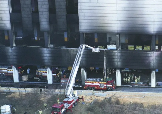 Putting Out the Fire with a Hook and Ladder Truck: Firefighters try to put out a fire that occurred at the construction site of a cold-storage warehouse in Pyeongtaek-si, Gyeonggi on January 6. Yonhap News