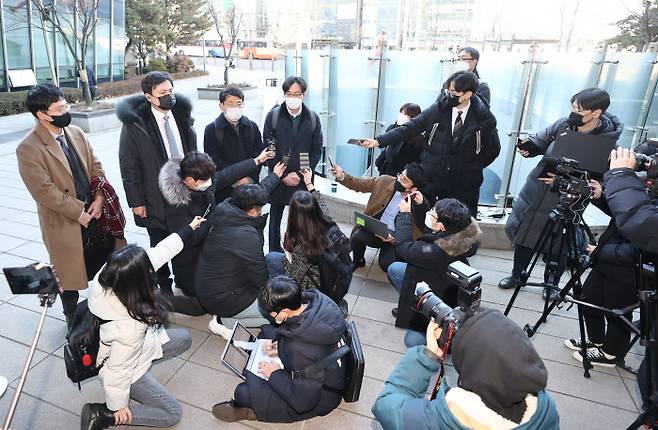 7일 오후 서울행정법원에서 열린 방역패스(백신접종증명·음성확인제) 정책 집행정지 신청 심문기일에 앞서 원고 측 관계자들이 발언하고 있다. 연합뉴스