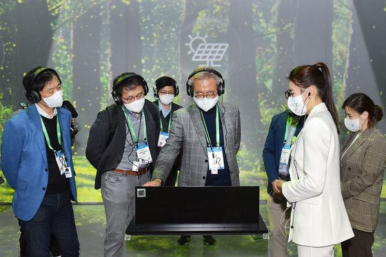 SK Innovation Vice Chairman Kim Jun, third from left, visits the company's booth at CES 2022. [SK INNOVATION]