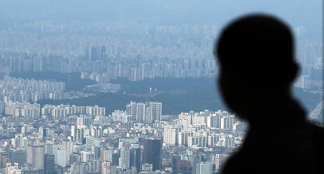 서울 송파구 주택밀집지를 바라다 보는 시민 모습 [매경DB]