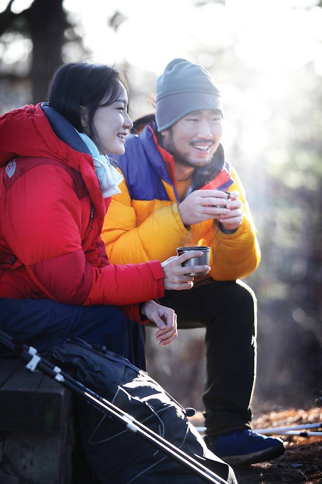 쉼터인 당집 벤치에서 보온병에 담아온 따뜻한 물을 마시는 성대산악부원들.