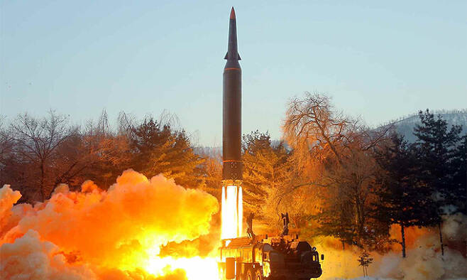 북한 국방과학원이 지난 5일 극초음속미사일 시험발사를 진행했다고 노동당 기관지 노동신문이 6일 보도했다. 뉴스1
