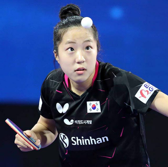 신유빈이 23일(현지시간) 미국 텍사스주 휴스턴에서 열린 2021 국제탁구연맹(ITTF) 세계선수권 파이널스 첫날 여자단식 1회전(128강)에서 수와이얌 미니를 4-0(11-8 11-7 11-6 11-3)으로 제압했다. 수와이얌은 올해 열린 올림픽에서 단체전 동메달을 거머쥔 선수다. 사진은 경기 펼치는 신유빈. 2021.11.24 대한탁구협회 제공