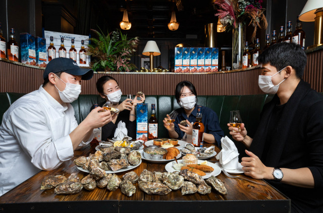 모델들이 서울 강남구 신사동 펄쉘 프리미에에서 오이스터로 구성된 시즌 한정 메뉴를 소개하고 있다. 사진제공=디아지오코리아