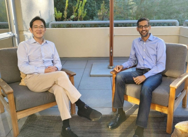 이재용(왼쪽) 삼성전자 부회장이 지난해 11월 미국 캘리포니아주 마운틴뷰 구글 본사에서 순다르 피차이 구글 CEO와 만나 기념 촬영을 하고 있다./사진제공=삼성전자