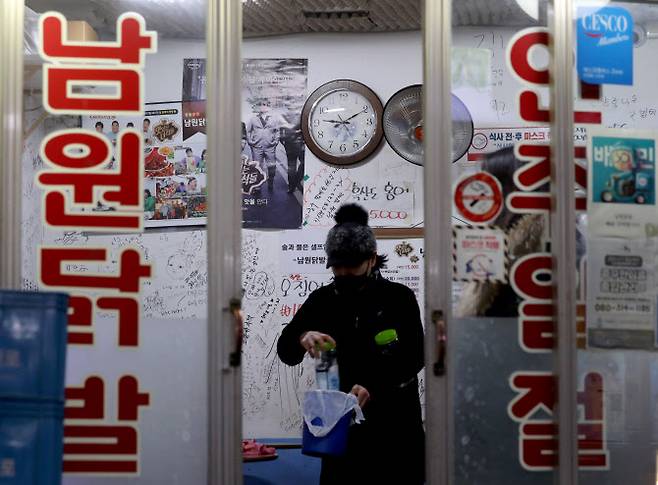 1월 6일 오후 영업제한시간 이후 서울 중구 백학시장 한 식당에서 강화된 사회적 거리두기 연장을 비판하는 점등시위를 하고 있다.(사진=뉴시스)